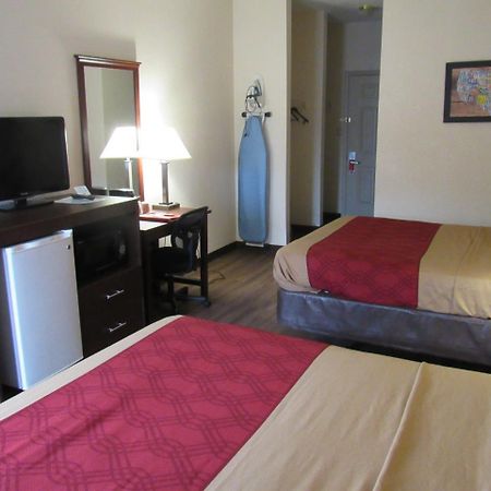 Econo Lodge Carlisle Bagian luar foto