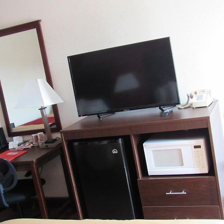 Econo Lodge Carlisle Bagian luar foto