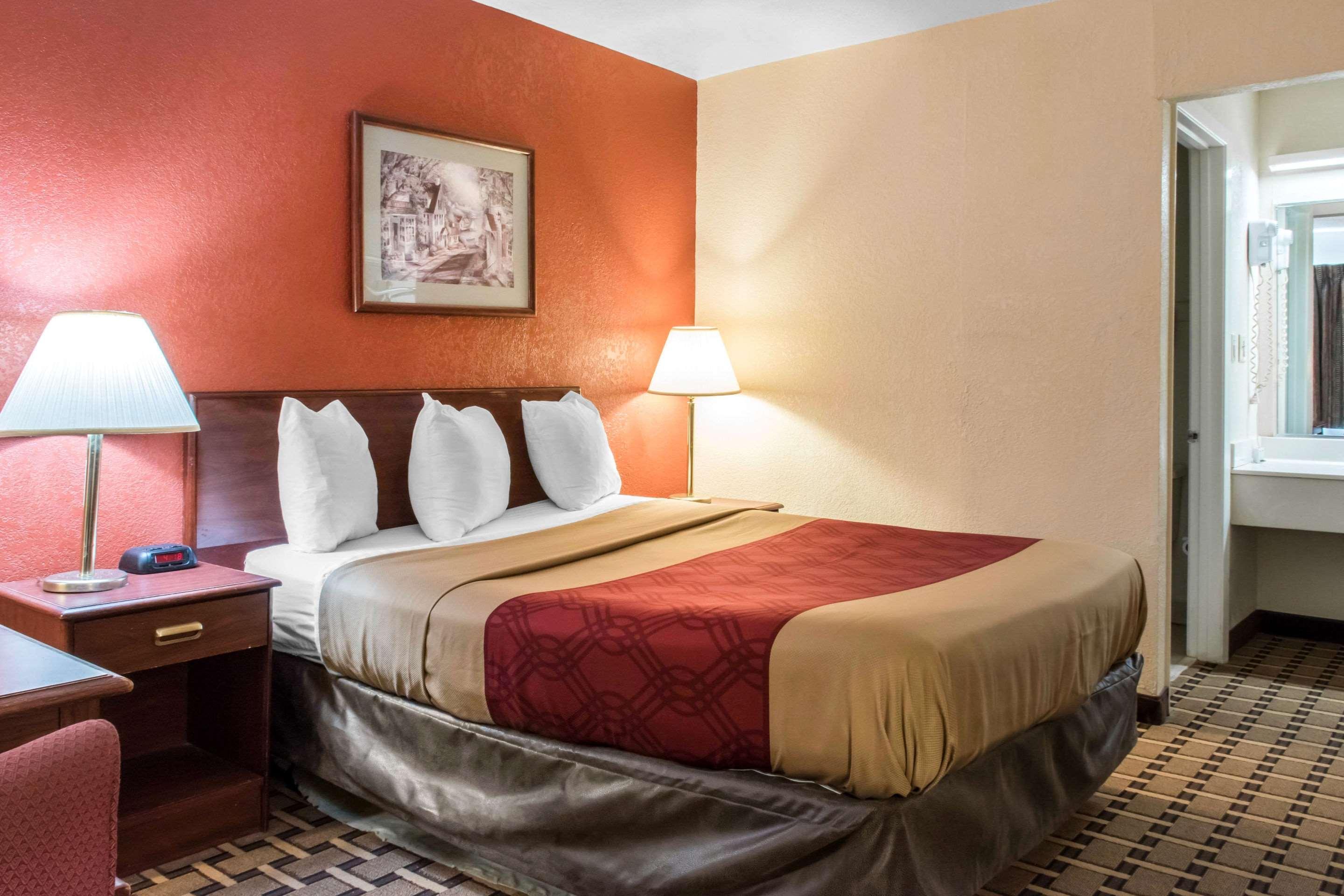 Econo Lodge Carlisle Bagian luar foto