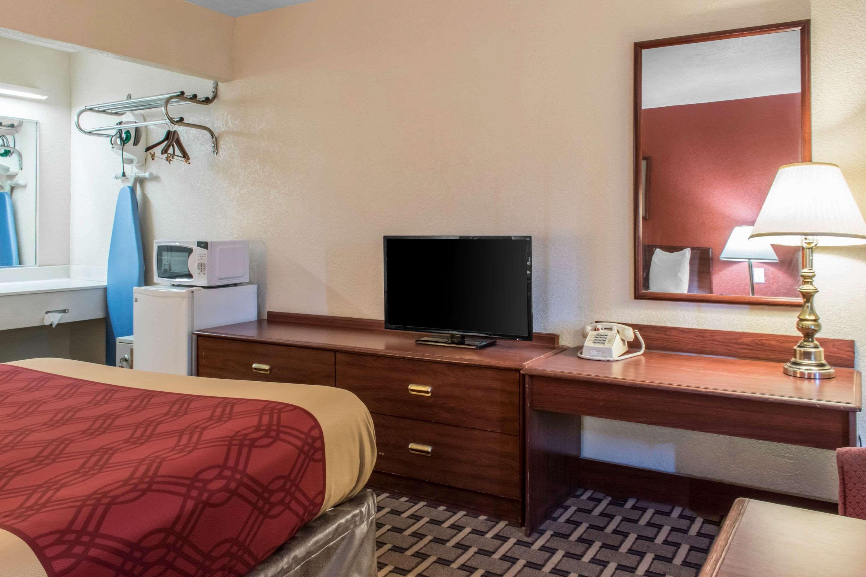 Econo Lodge Carlisle Bagian luar foto
