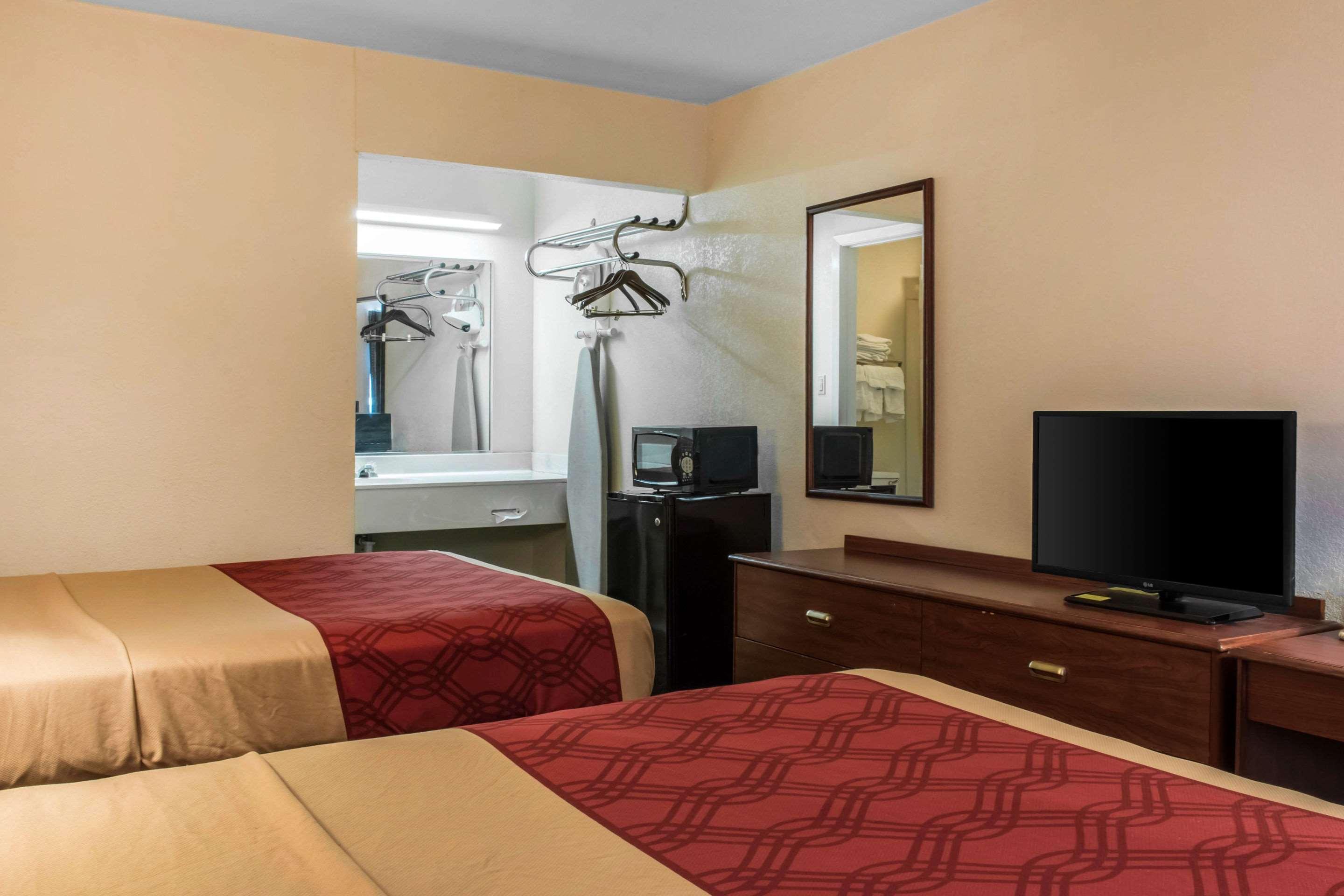 Econo Lodge Carlisle Bagian luar foto