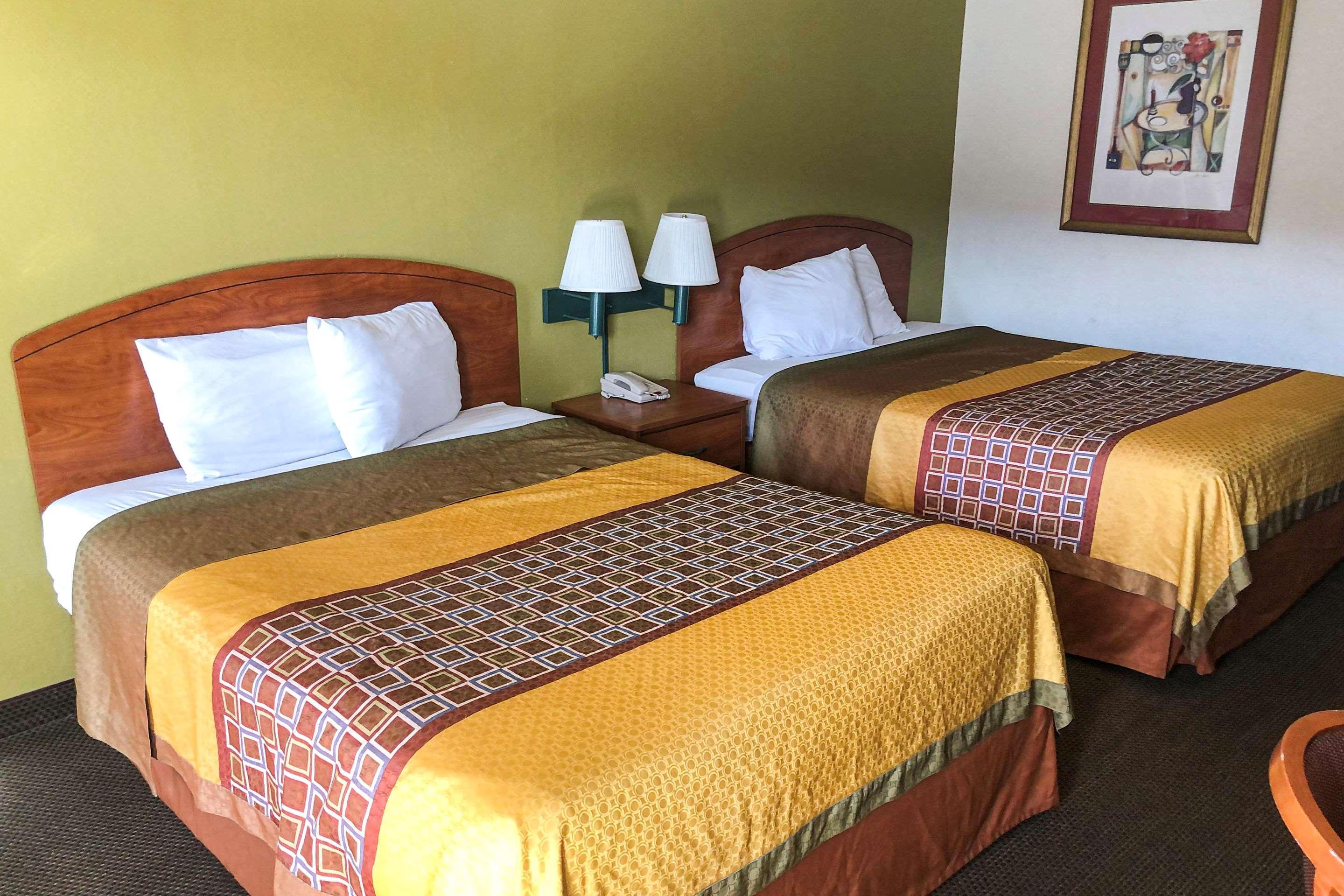 Econo Lodge Carlisle Bagian luar foto