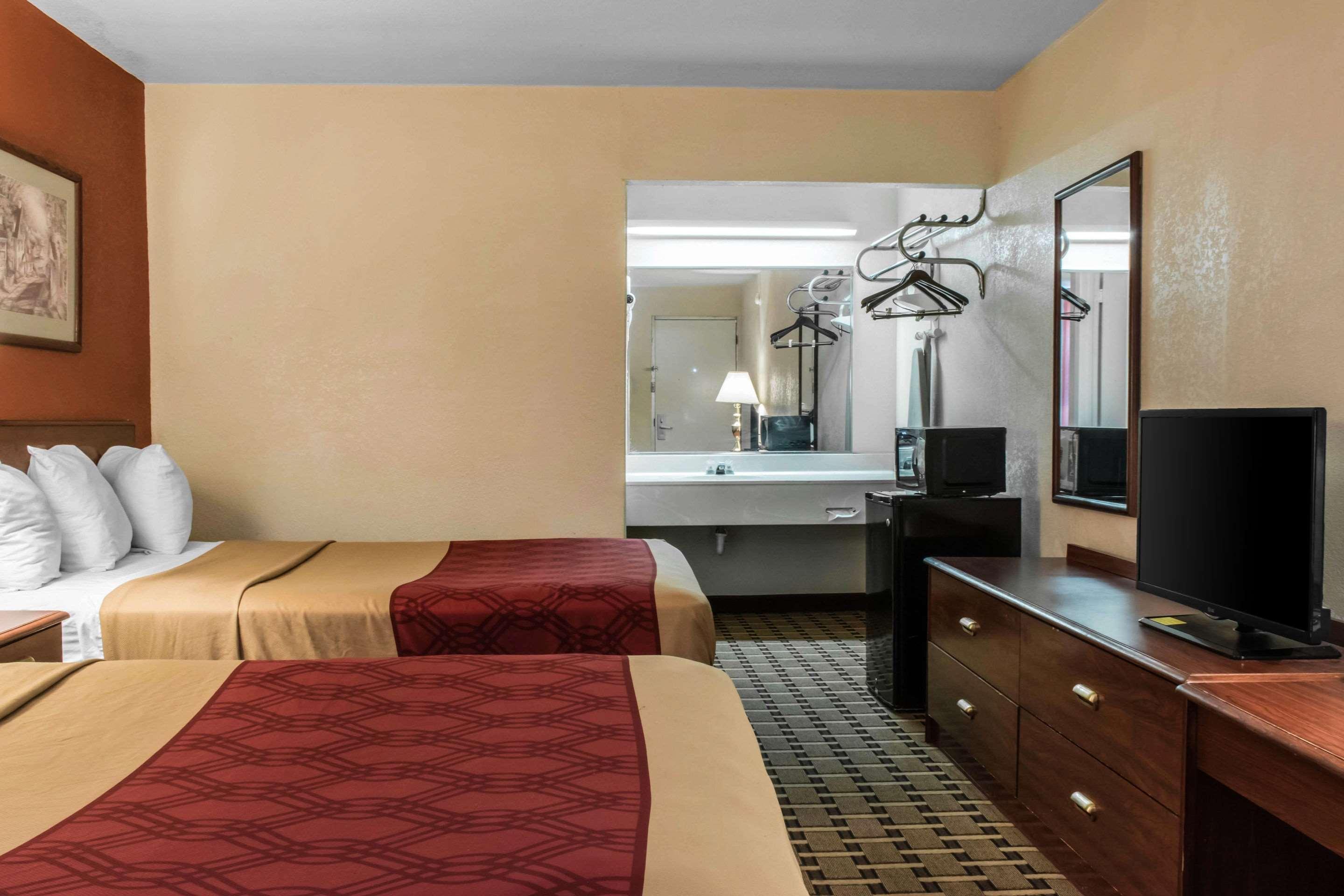 Econo Lodge Carlisle Bagian luar foto