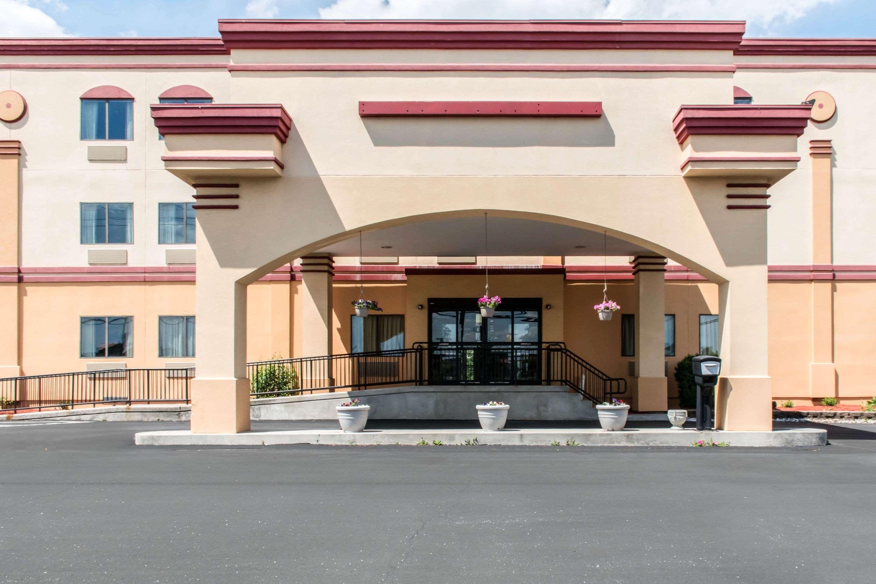 Econo Lodge Carlisle Bagian luar foto