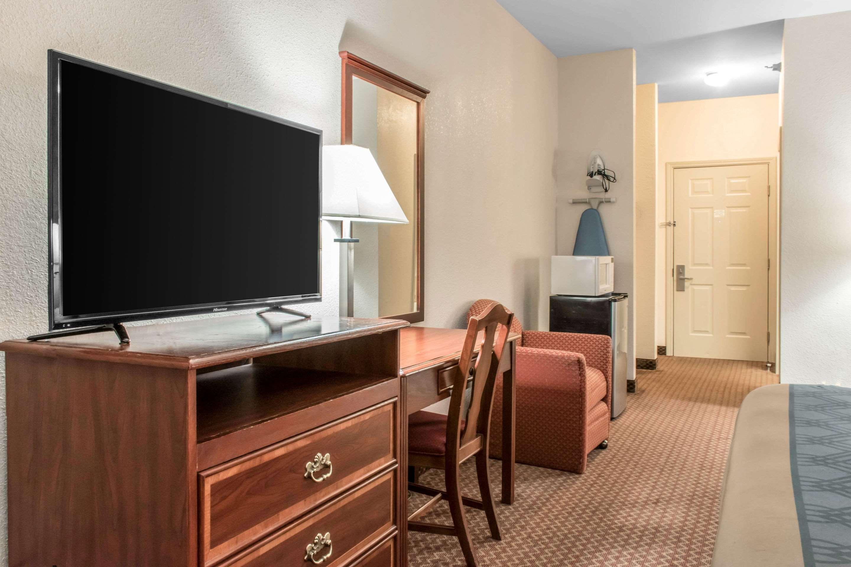 Econo Lodge Carlisle Bagian luar foto