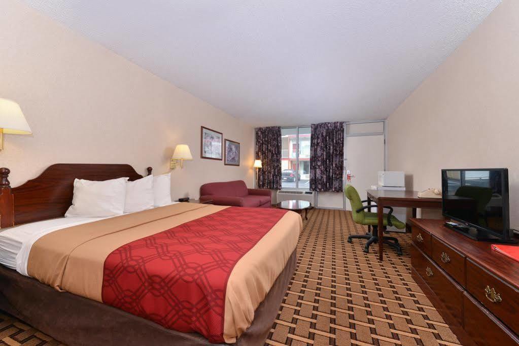 Econo Lodge Carlisle Bagian luar foto